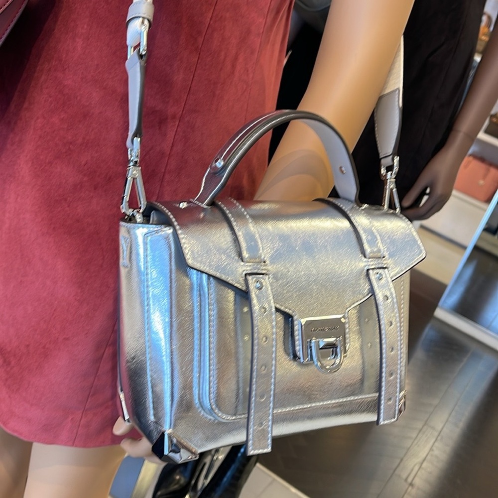 MICHAEL KORS
Manhattan Medium TH SCHOOL Crackled Metallic Leather SATCHEL
NWT - Picture 9 of 16